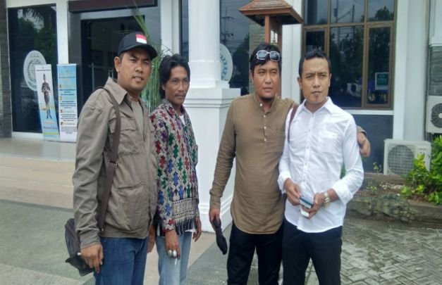 Foto : Khoirul Kalam bersama warga Desa Bira Barat di Kejari Sampang