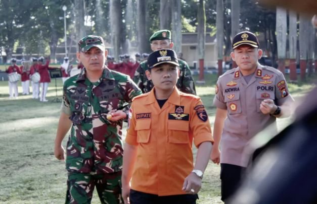 Foto: Bupati, Dandim dan Kapolres Lumajang melakukan pengecekan pasukan