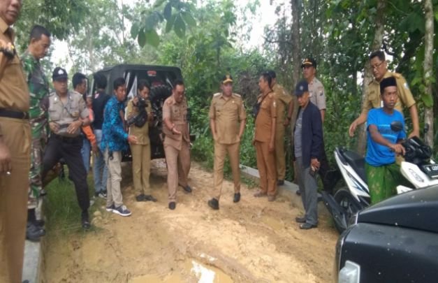 Foto : Bupati Sampang di lokasi Jalan rusak di Desa Batuporo Sampang
