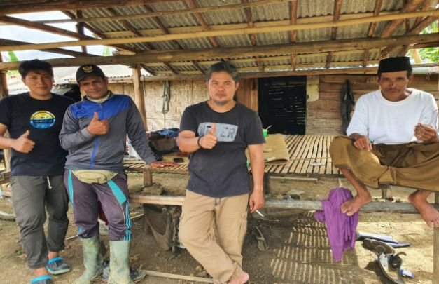 Foto: Badrul Aini bersama teman-temannya yang siap menggarap ratusan hektar lahan pertanian