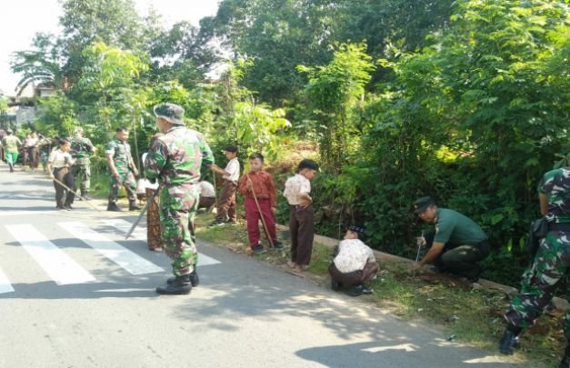 Foto: Komandan Koramil Larangan Bersama Anggota dan Siswa SDN Larangan Luar 3 Saat Tanam Pohon Mahoni.