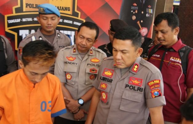 Foto: Muchamad Riduan, saat diinterogasi petugas 