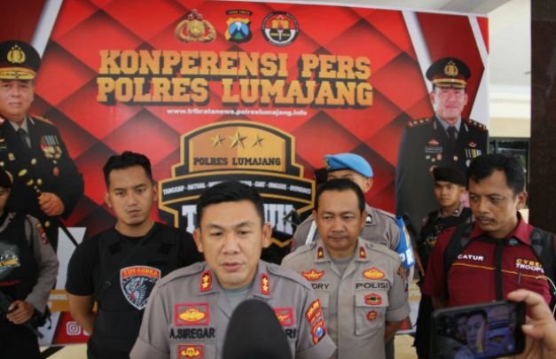 Foto Kapolres Lumajang, AKBP adewira Negara Siregar, saat memberikan keterangan pada awak media