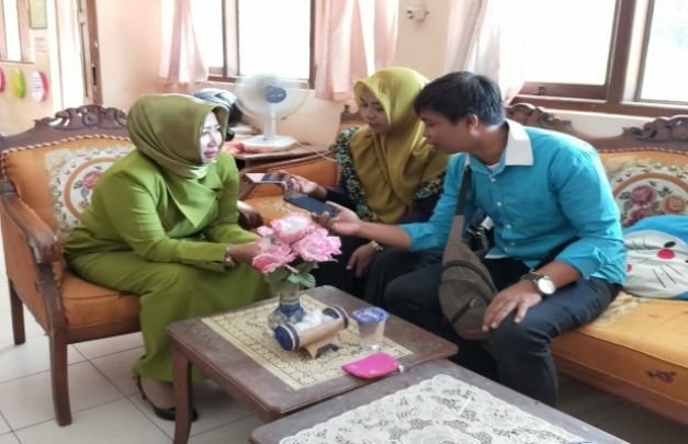 Foto: Darus Safiah S.pd Salah Satu Guru di SDN Larangan Luar 3 Pamekasan Saat Memberikan Keterangan dikantornya.