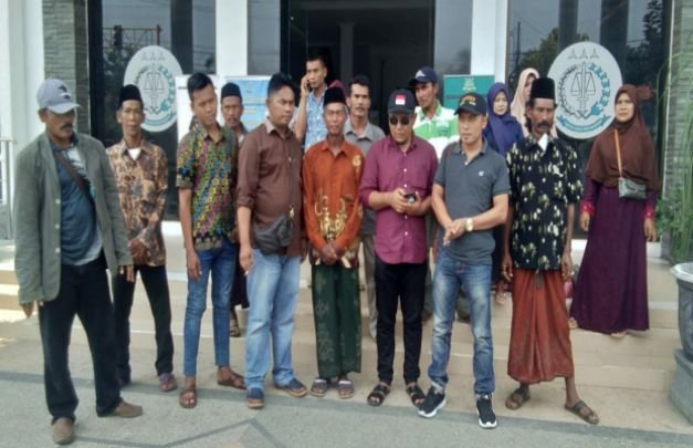 Foto : Warga dari Desa Bira Barat usai menjadi saksi di depan Kejari Sampang