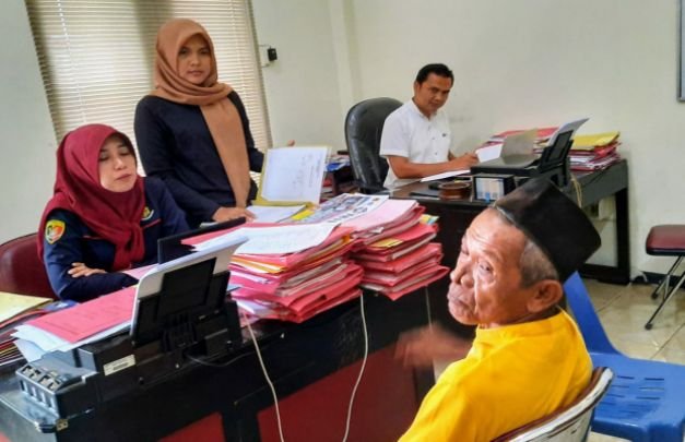 Foto: kakek sunawi saat menjalani pemeriksaan