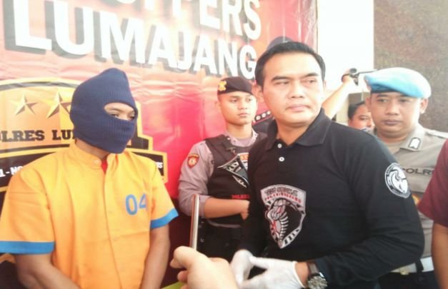 Foto: AKP Ernowo saat memimpin press release, tengah berkomunikasi dengan awak media, dihadapan tersangka 'AD'