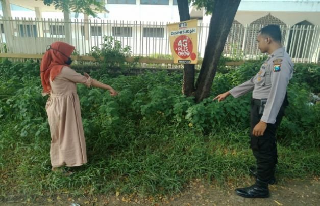 Foto: petugas dan penemu menunjukkan tempat penemuan bayi laki-laki di kecamatan pragaan