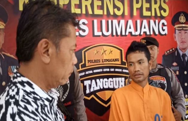 Foto: Kasat ReskrimPolres Lumajang mengintrogasi pelaki