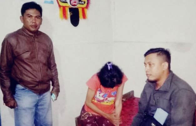 Foto: Tersangka menundukkan kepalanya saat didatangi petugas kepolisian sektor Ranuyoso Lumajang