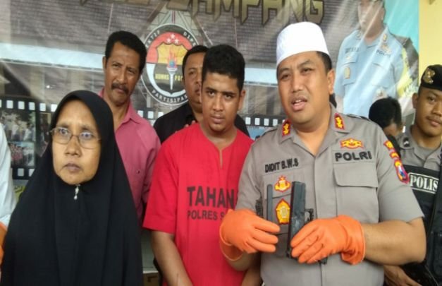Foto : Pelaku perampokan bersaja api diamankan polisi beserta barang bukti