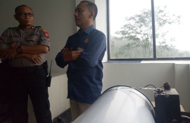 Foto: Kabag Ops Polres Lumajang bersama Kepala Pos Pemantauan dan Pengamanan Gunung Semeru, didekat Seismometer di Gunung Sawur, Senin (9/3/2020)