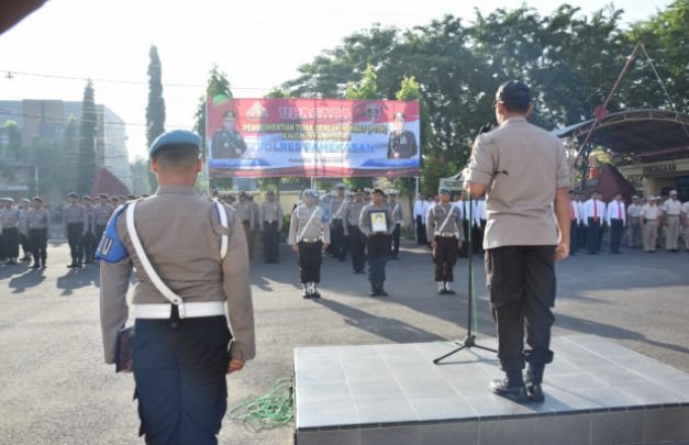 Foto: Pelaksanaan Upacara PTDH Dipimpin Langsung Kapolres Pamekasan