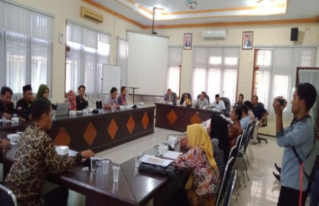 Foto: Sejumlah Mahasiswa yang tergabung dalam FKMG saat melakukan audensi di ruang Banggar DPRD Bangkalan.