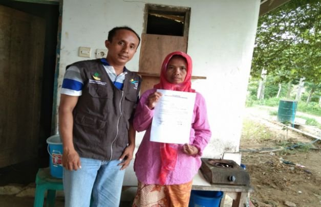 Foto: salah satu penerima PKH Desa Montorna saat menunjukkan bukti pengunduran dirinya