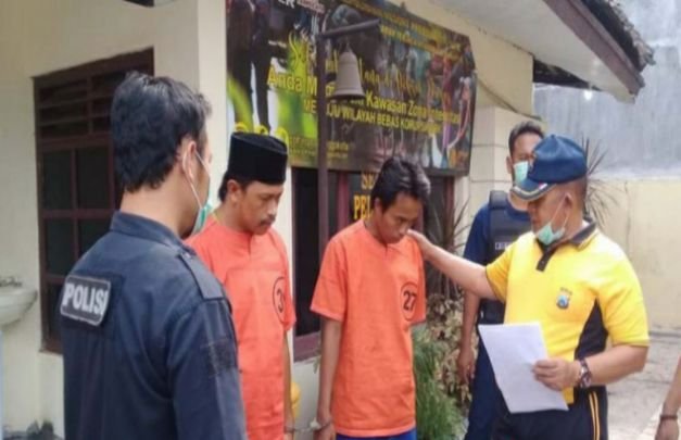 Foto : Dua Pelaku Curwan Diglendeng Ke Mapolsek Tongas 