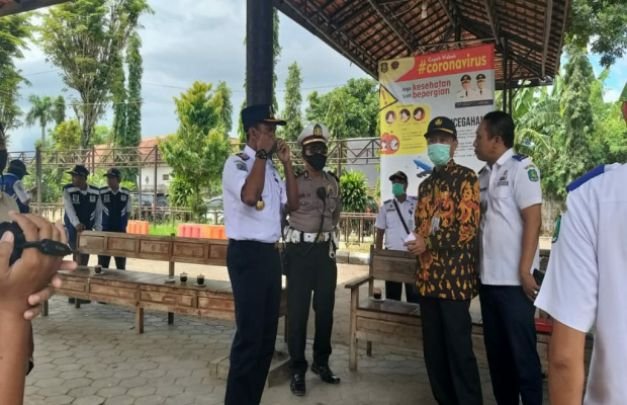 Foto: penyemprota disinfektan kepada 196 santri sidogiri asal sumenep