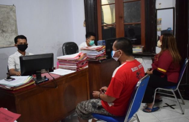 Foto: korban penipuan penjualan gula murah saat melapor ke Polres Bondowoso