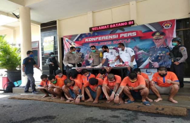 Foto: Kapolres Batu didampingi Kasat Narkoba Polres Batu saat press release ungkap kasur peredaran narkoba.
