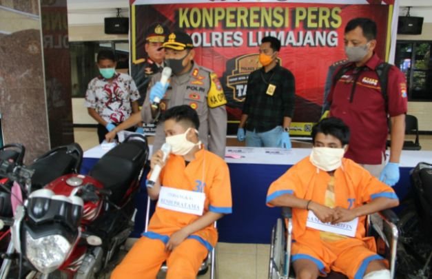 Foto: Dua tersangka 'RP' dan 'SA' duduk dikursi. Memaparkan bagaimana dirinya beraksi