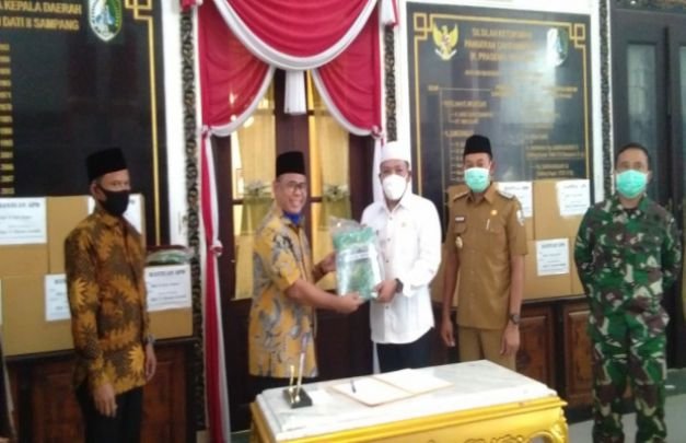 Foto : H. Ach. Ruba'i memberikan bantuan APD lengkap kepada Bupati Sampang