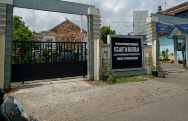 Foto  :  Kantor Desa Gunggungan Lor ,Kec. Pakuniran ,Kab. Probolinggo 