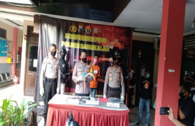 FOTO: Poles Bangkalan saat menggelar pres rilis kasus pembunuhan.
