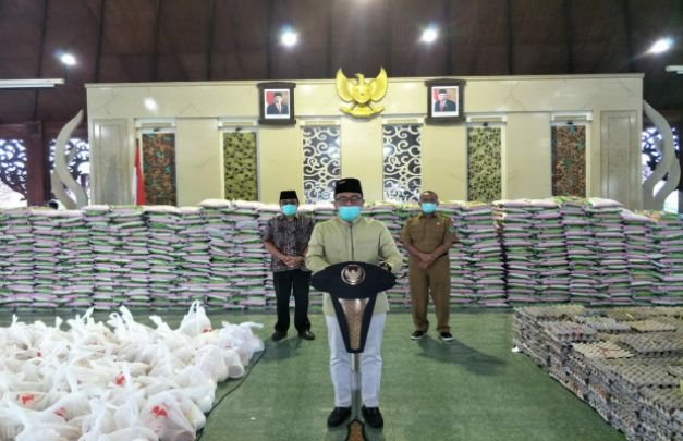 Foto: Bupati Pamekasan H. Baddrut Tamam S. Psi, saat konferensi pers di Mandhâpa Agung Ronggo Sukowati