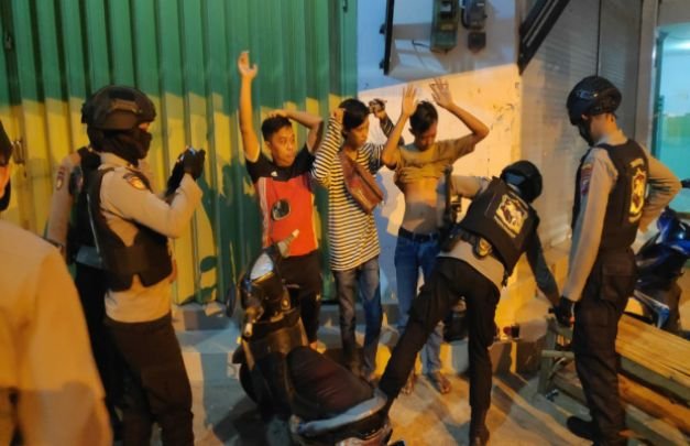 Foto: enam pemuda saat diamankan tim jokotole