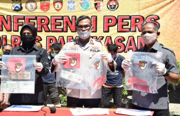 Foto: Kapolres Pamekasan AKBP Djoko Lestari di dampingi Kasubag Humas dan Kasatreskrim Polres Pamekasan