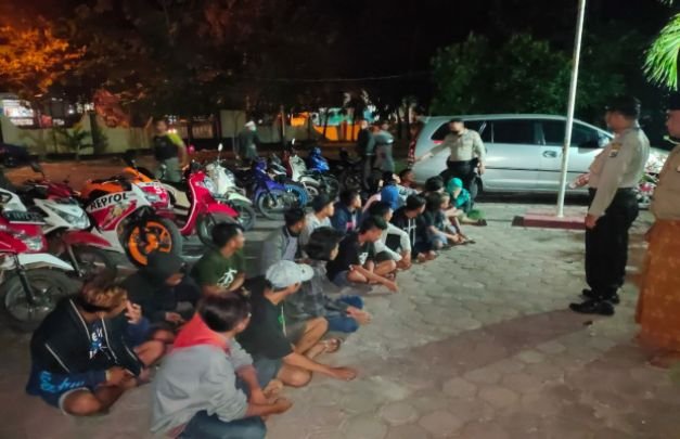 Foto: Para Pemuda Pemudi saat Pesta Miras di Belakang KUD Wonorejo Di Amankan Mapolsek Kencong, ( 16/5 ) Malem