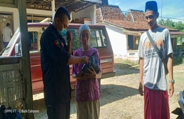 Foto: FRPB Pamekasan Saat Antar Langsung Bansos Ke Warga Tidak Mampu