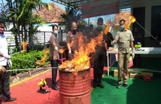 Foto: Foto : Pemusnahan sejumlah Barang Bukti di Kejari Sampang