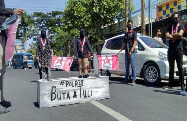Foto : GMNI Sampang saat orasi di depan Mapolres Sampang