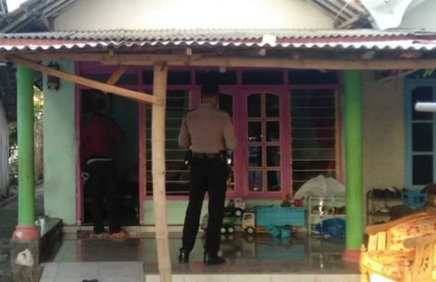 Foto: Petugas Kepolisian Sektor setempat, melakukan olah TKP