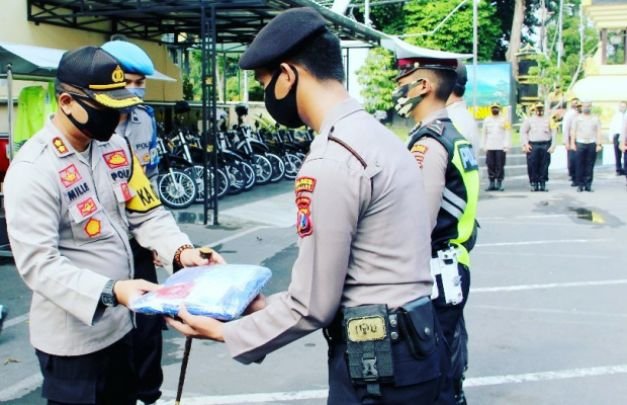 Foto: Pemberian secara simbolis dari Kapolres Lumajang kepada anggota