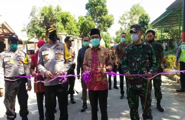 Foto: Wabup Pamekasan, Kapolres dan Dandim 0826 Saat peresmian Kampung tangguh di Desa Durbuk Pademawu
