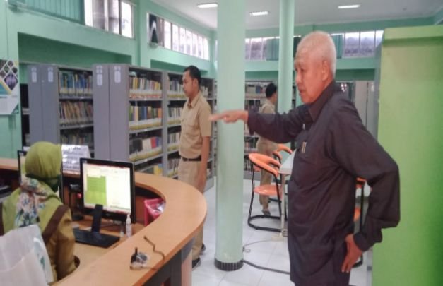 Foto: Kadis Perpustakaan Sumenep Ahmad Masuni menunjukkan pelayanan perpusda