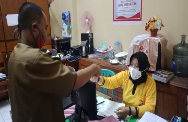 Foto: Kuasa Hukum, Dumny Hidayat, saat berada di ruang Unit PPA Polres Lumajang