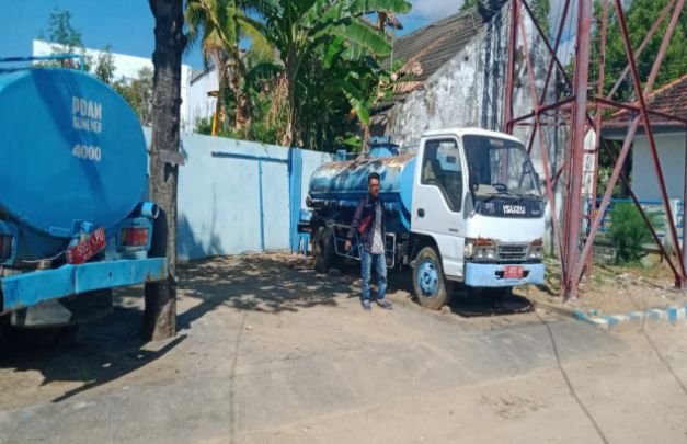Foto: Seorang warga sedang melihat kondisi armada truck tangki PDAM Sumenep yang rusak.