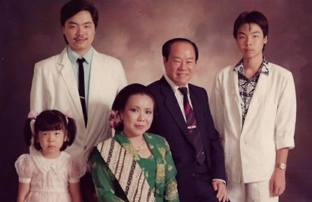 Foto: Freddy Widjaya (kiri) bersama ayah, ibu dan dua adiknya