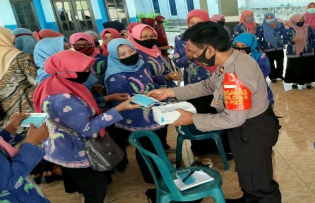 Foto: Kapolsek Ngantang Iptu Hanis Siswanto, saat membagikan masker secara gratis .