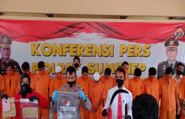 Foto: Kepolres Sumenep AKBP Darman menunjukkan barang bukti