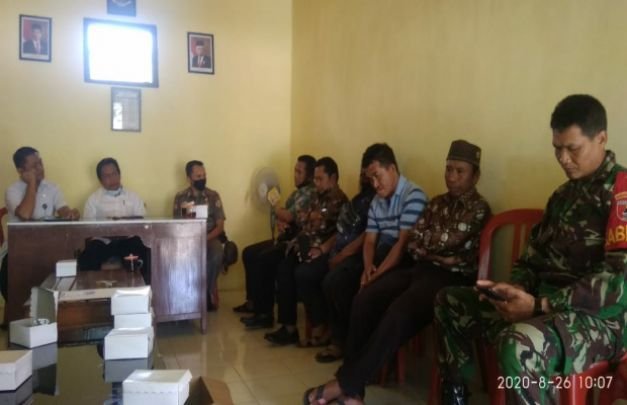Foto: Suasana pertemuan dengan perangkat desa