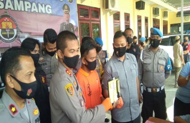 Foto : Kapolres Sampang AKBP Abdul Hafidz saat gelar rilis di depan Mapolres Sampang