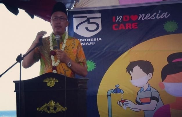 Foto: Muhamad Nur Purnamasidi, saat memberi sambutan di pembukaan Gerakan BISA Pantai Watu Pecak Kecamatan Pasirian 
