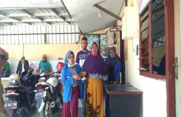 Foto : Nurhanah (Ibu korba) tengah,  didampingi Raudhatul Jannah, ketua Kopri PC PMII Kabupaten Sampang