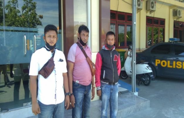 Foto : Pelapor didampingi Wakil ketua LSM JCW Sampang di depan Mapolres Sampang