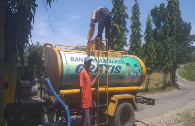 Bripka Hairul Saat Pantau dan Bantu Pendistribusian air Bersih Gratis