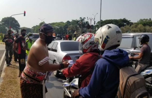 Foto : Pembagian masker gratis oleh petugas Kepolisian